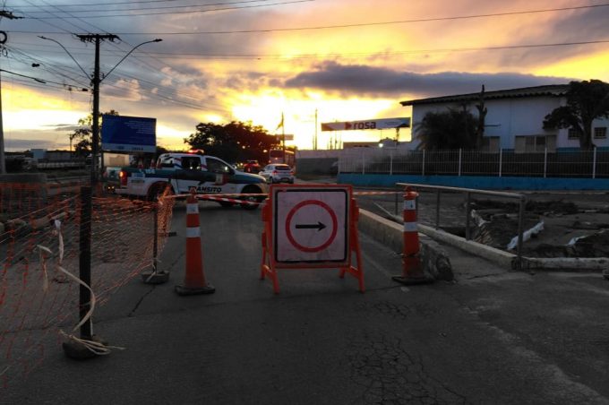 Interdição preventiva é realizada em ponte da Avenida Brumado após avaliação técnica