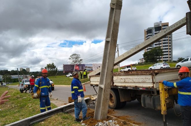 Após acidentes, equipes da Prefeitura Municipal realizam substituição de postes derrubados na Av. Luís Eduardo Magalhães