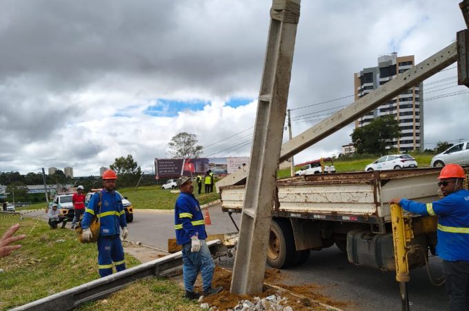 Após acidentes, equipes da Prefeitura Municipal realizam substituição de postes derrubados na Av. Luís Eduardo Magalhães