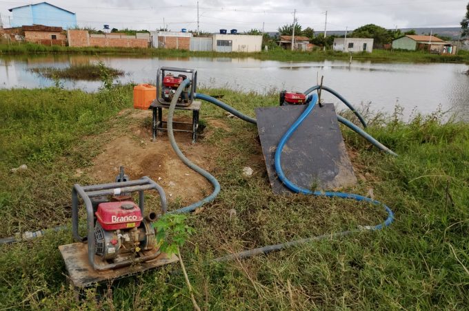 Seinfra realiza bombeamento da água de chuva na Fazenda Paixão para garantir segurança de moradores
