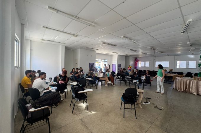 Cerest realiza palestra sobre saúde mental e riscos psicossociais para profissionais do Hospital Esaú Matos