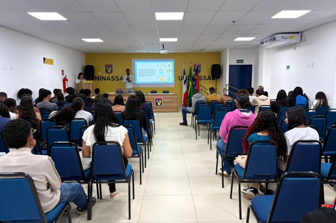 Estudantes da Escola Municipal Carlos Santana participam de palestra sobre educação financeira