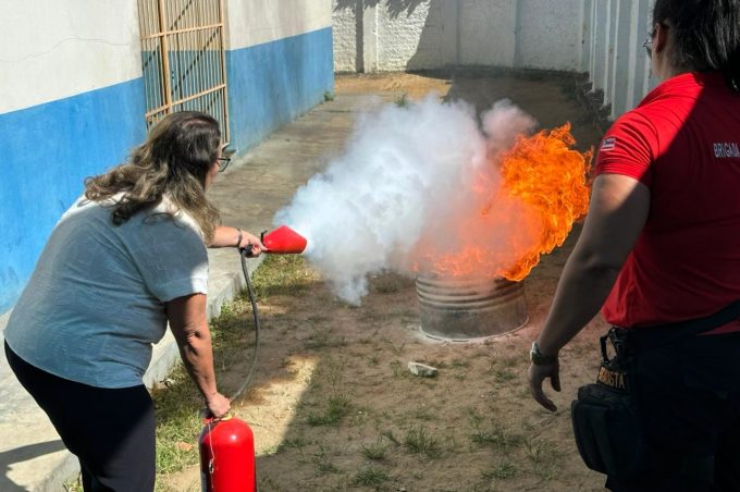 Professores da Escola Maria Rogaciana participam de treinamento de incêndio e primeiros socorros
