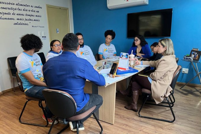Semdes se reúne com programa Corra Pro Abraço para articular ações voltadas à população em vulnerabilidade social