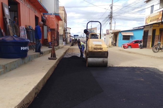 Emurc realiza Operação Tapa-Buraco em corredor de ônibus do Vila Elisa e avança em obra de pavimentação no Vila América