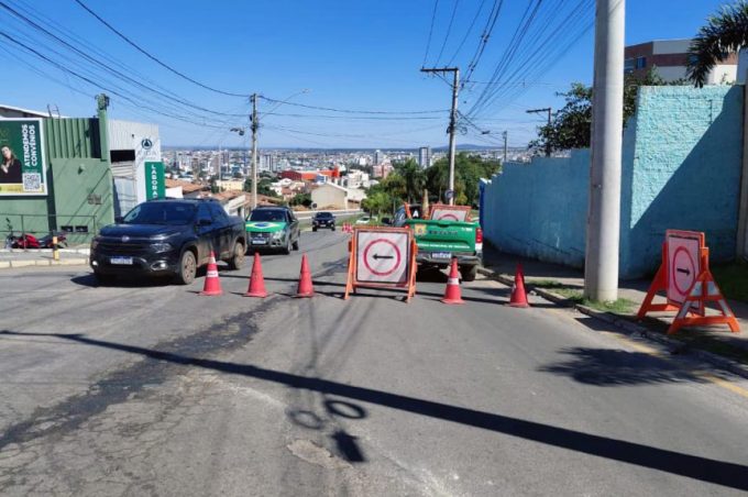 Simtrans realiza desvio na Travessa Primavera para execução de serviço de terraplanagem