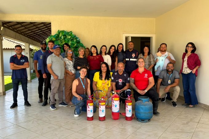 Equipes administrativas da Smed recebem treinamento de combate a incêndio e primeiros socorros