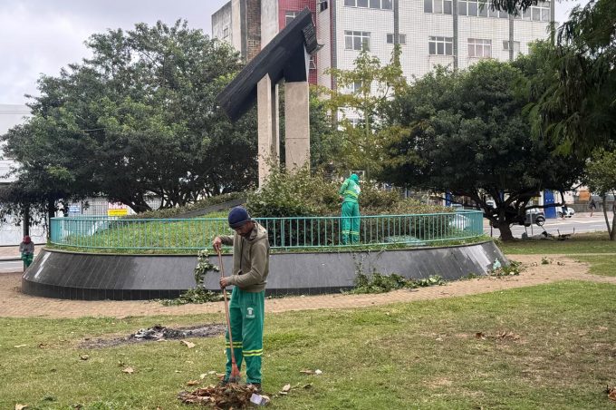Secretaria de Meio Ambiente realiza manutenção de praças e áreas públicas em Vitória da Conquista