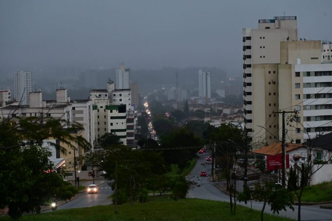 Chuva chegou a Vitória da Conquista nesta sexta-feira e deve seguir nos próximos dias sem previsão de temporal