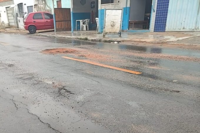 Prefeitura aciona Embasa para recomposição asfáltica na Rua Itamar Silva e conclusão de serviço no Alto Maron
