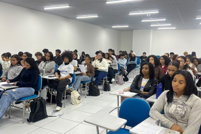 Projeto Conquistar: encontro com psicóloga fortalece preparação de estudantes para a prova do Enem