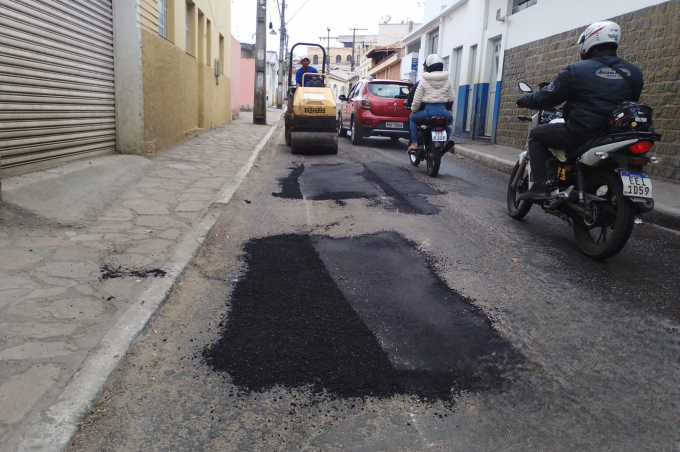 Operação Tapa-Buraco segue cronograma intensificado e atende Centro, Bairro Brasil e distrito de Inhobim nesta semana
