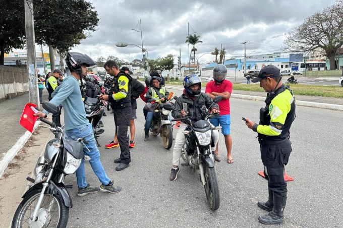 Com apoio da PRF e do Cerest, Simtrans reforça orientações a motociclistas para garantir trânsito mais seguro