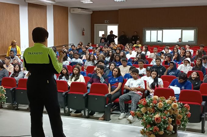 Educação para o trânsito conscientiza estudantes sobre prevenção de acidentes e respeito à vida