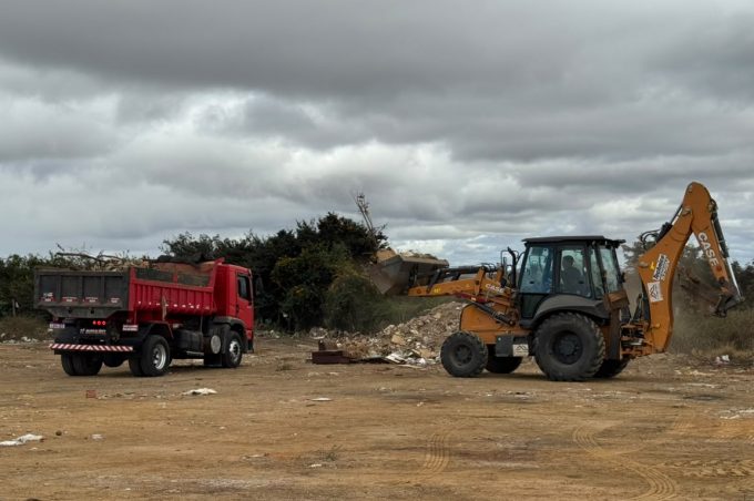 Prefeitura intensifica retirada de entulho e reforça limpeza urbana com ações na Vila Serrana e em diversos outros bairros