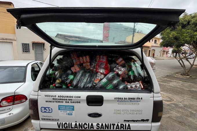 Vigilância Sanitária apreende mais de mil barras de chocolate e mais de 3 mil bebidas vencidas em depósito no bairro Brasil