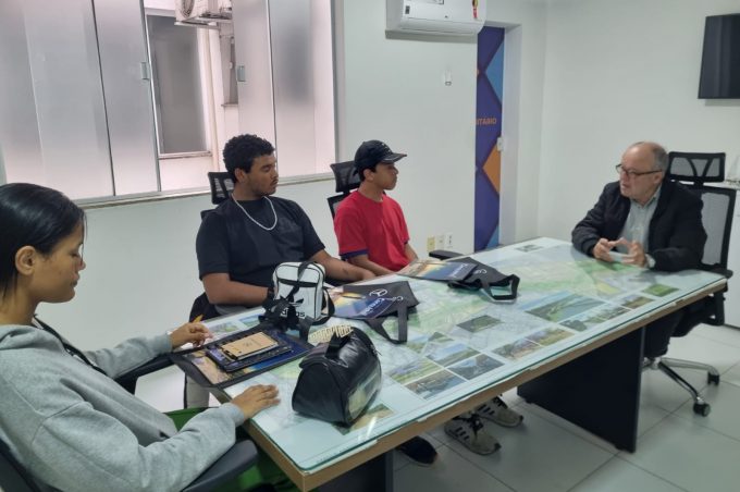 SMDE aproxima jovens da gestão pública e do mercado de trabalho durante visita guiada