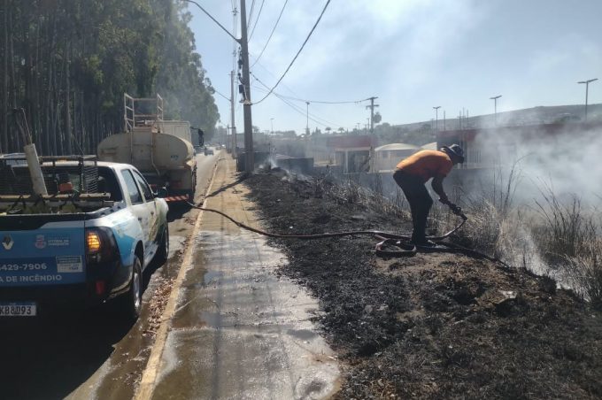 Brigada do Meio Ambiente controla incêndio em área de vegetação no Boa Vista