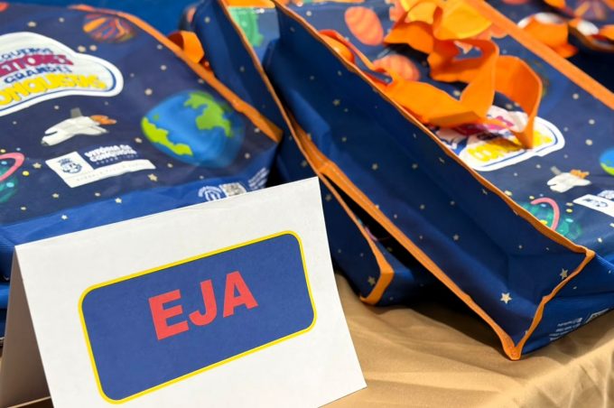 Estudantes da EJA recebem kits literários do projeto “Pequenos Leitores, Grandes Conquistas”