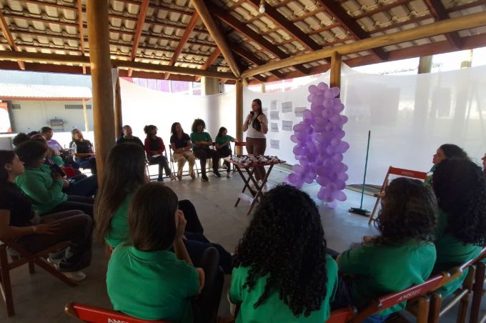 Serviço de Psicologia da SMDE realiza palestra de conscientização durante Agosto Lilás
