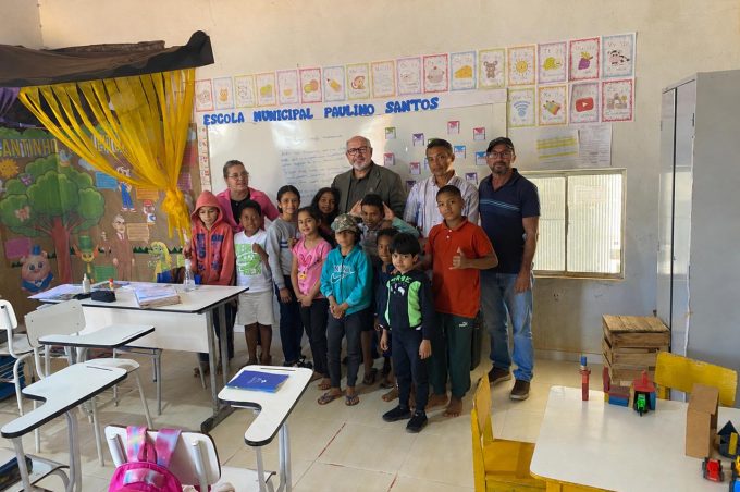 Em visita à escola no Povoado de Algodão, Smed debate melhorias na infraestrutura e projeto comunitário