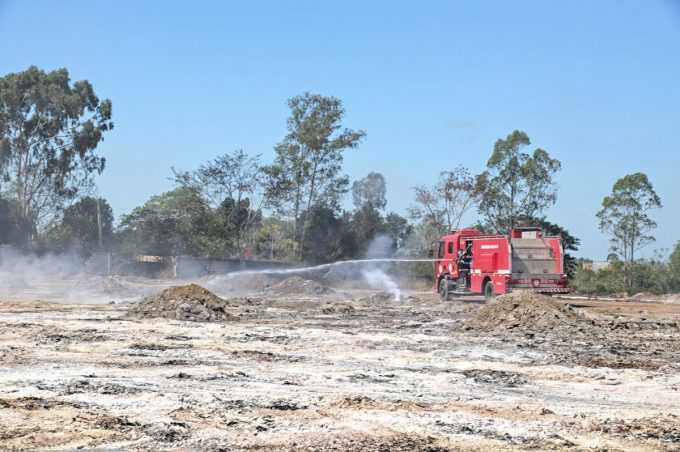 Prefeitura mobiliza estrutura para apoiar Corpo de Bombeiros no rescaldo de incêndio no Espírito Santo