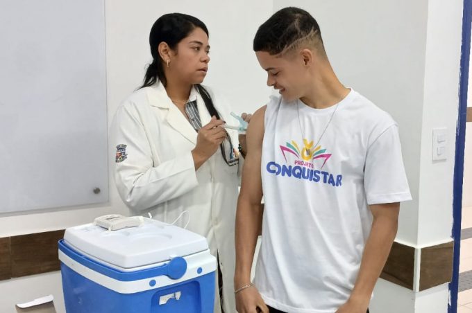 Jovens do Projeto Conquistar recebem vacinas e atualizam cadernetas de imunização durante ação