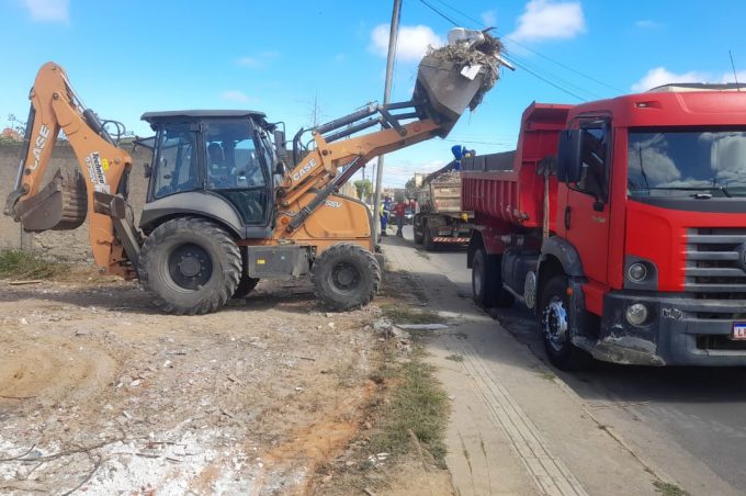 Semop retira 48 toneladas de entulho em ação de limpeza no Conveima