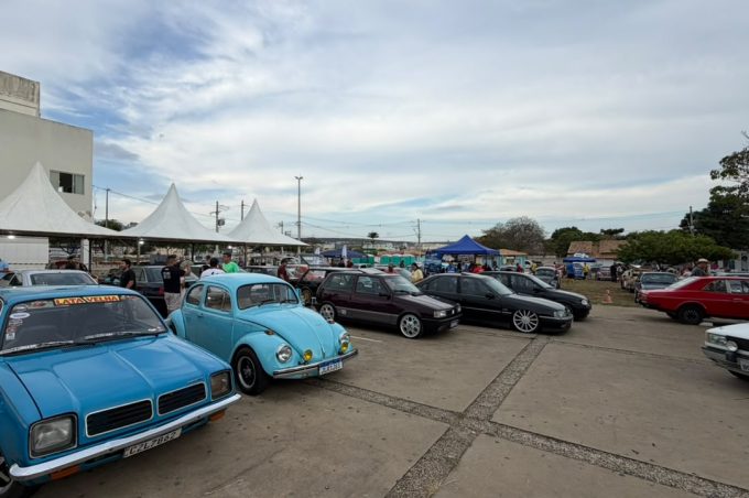Encontro de carros antigos une gerações por uma mesma paixão no Centro Cultural Glauber Rocha