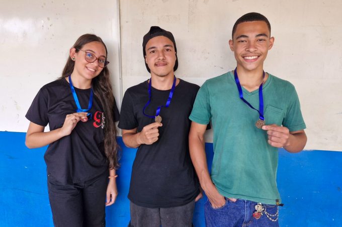 Alunos de escola municipal de Vitória da Conquista recebem medalhas de bronze na Olimpíada Brasileira de Geografia