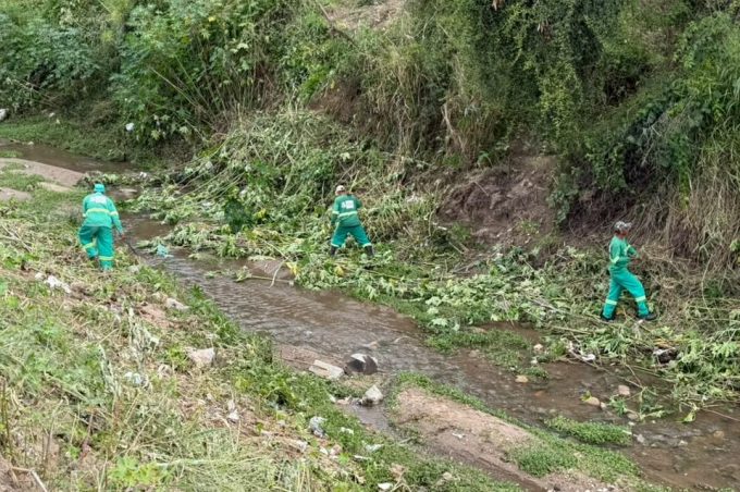 Mutirão avança na limpeza das margens do Rio Verruga e já atende mais da metade dos pontos identificados
