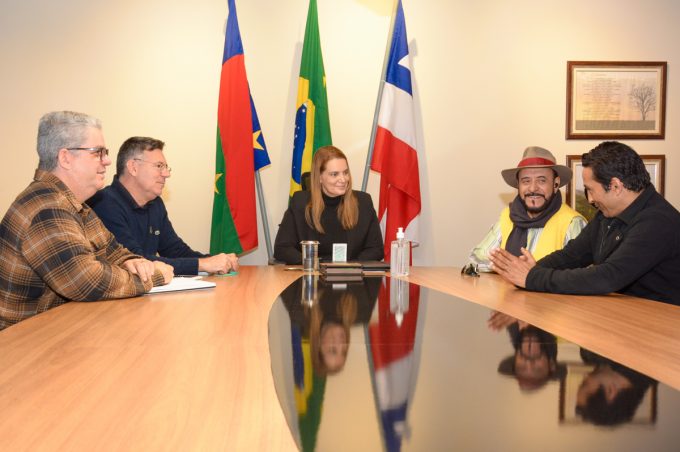 Músico conversa com prefeita e secretário de Cultura sobre iniciativas para preservação da cultura na cidade