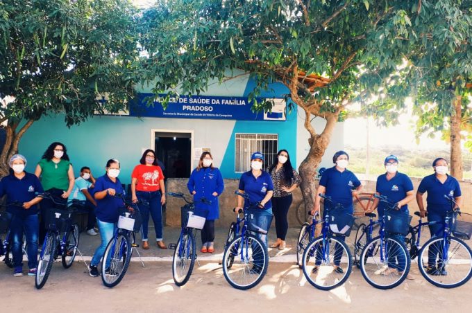 Agentes comunitários de saúde do Pradoso recebem bicicletas doadas pelo Projeto Health Rise