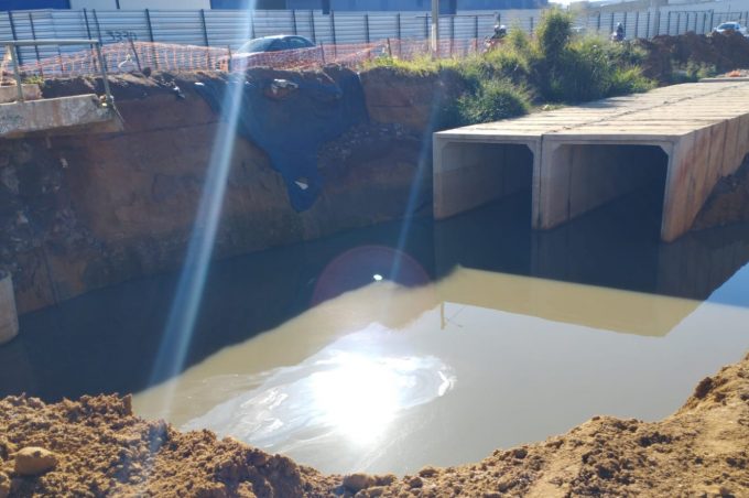 Após chuvas do final de semana, Emurc inicia retirada de água do canal para seguir com obra na Avenida Brumado