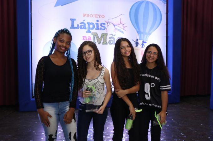 Alunas de escolas municipais conquistam prêmios no projeto Lápis na Mão