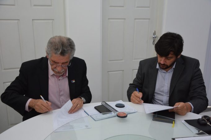 Prefeito assina contrato para elaboração de Plano Municipal de Saneamento