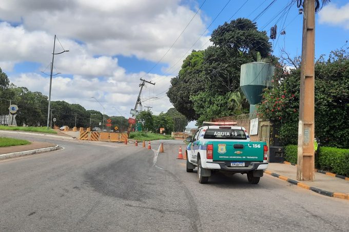 Trecho da Avenida Integração é interditado após caminhão derrubar fiação elétrica