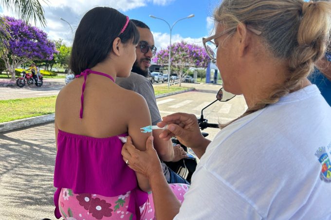 Vacinação contra a dengue: procura foi alta no drive-thru realizado no estacionamento da UFBA, neste sábado