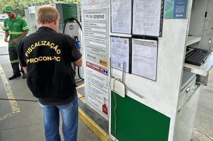 Procon realiza fiscalização em postos de combustíveis de Vitória da Conquista após elevação de preços