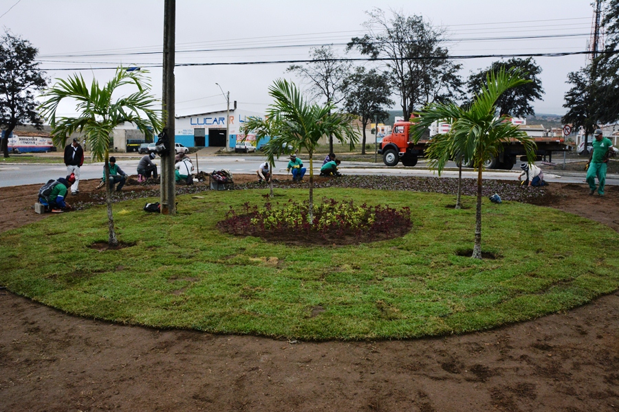 Avenida Brumado recebe novo paisagismo em ação da Prefeitura