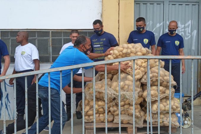 Prefeitura recebe doação de quatro toneladas de batatas e uma tonelada de cebola