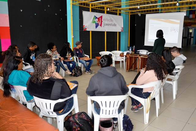 Jovens e adolescentes participam de capacitação sobre educação empreendedora