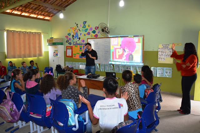 Alunos e professores da Rede Municipal de Ensino aprendem Língua Brasileira de Sinais