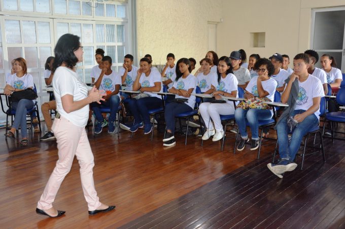 Perigo nas redes sociais é tema de palestra para alunos de informática