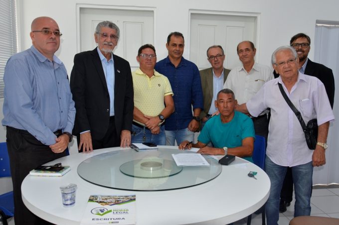 Governo Municipal entrega termo de concessão de propriedade ao ex-jogador de futebol Piolho