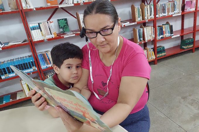 Cegos leem pela primeira vez com auxílio de óculos para leitura instantânea disponível na Biblioteca Municipal