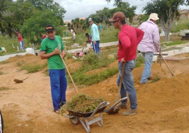 Prefeitura realiza mutirão de limpeza nos cemitérios
