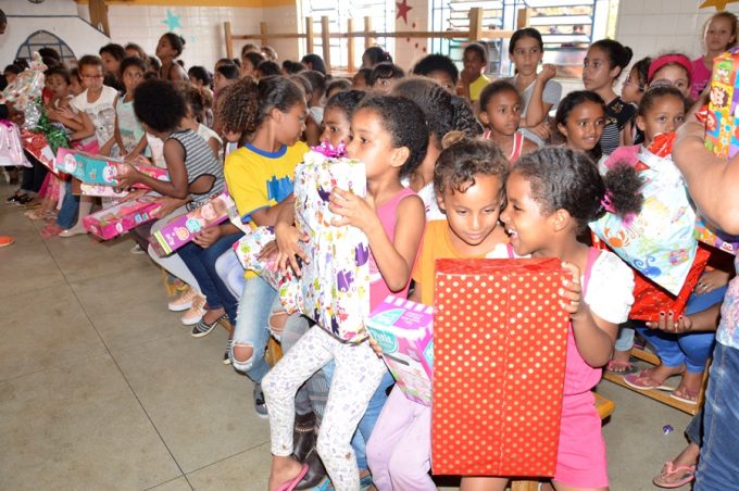 Conquista Criança: Alunos da Escola Municipal recebem presentes
