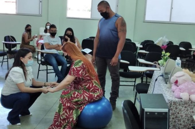 Casais grávidos participam de Curso de Educação Perinatal no Esaú Matos
