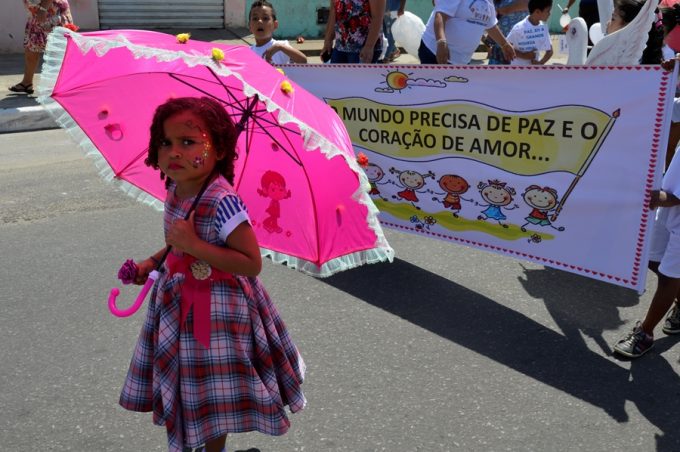 Centro de Educação Pedro Emílio realiza desfile da primavera 